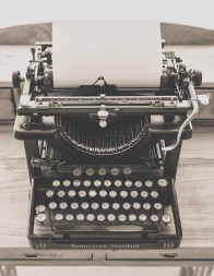 typewriter-vintage-old-vintage-typewriter-163084.jpeg